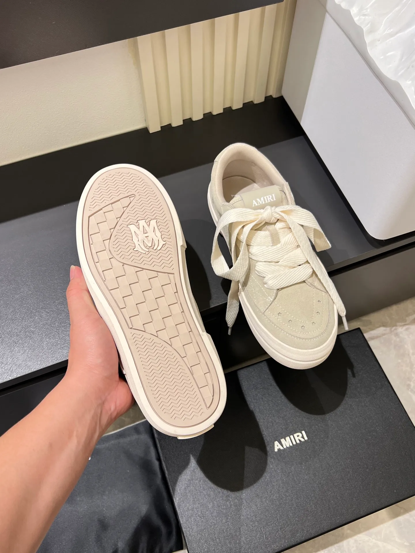 Men's shoes 💰p560 "AMIR*" new men's low-top casual sports sneakers bone shoes, another pair of irresistible bone shoes. Bone shoes are one of AMIRI's most popular items. Made of first-layer cowhide upper. The side bones are made of two cowhide laminations. It has a three-dimensional effect. The leather incisions are all oil-edged. Contrast color design. Simple style. Fashionable sports. Customized metal LOGO nameplate embellished with laces. Exclusive top-quality version. Supports contrast. Breathable mesh lining. The original rubber outsole is a must-have item for daily leisure. It is suitable for various occasions. If you pursue high quality, check it out. It is super cool on the feet and comes with a full set of original packaging! Size: 39-45!
